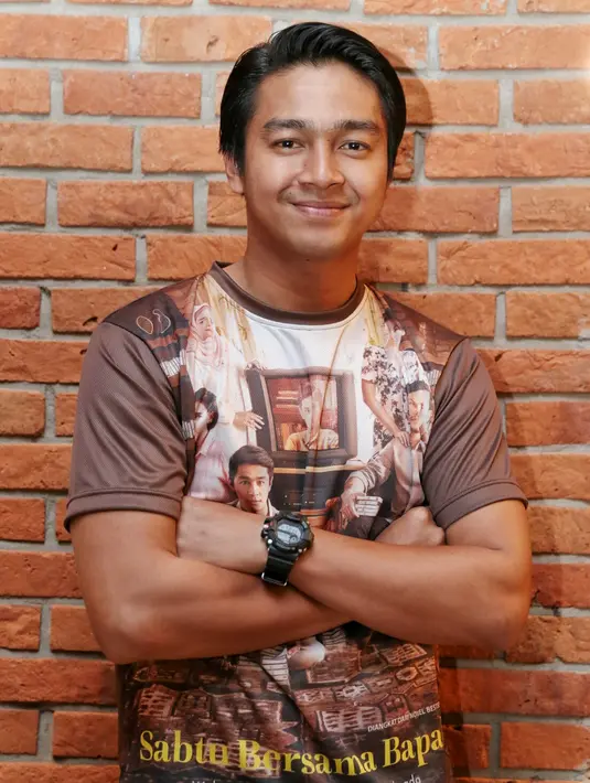 Aktor sekaligus presenter tampan Deva Mahendra tetap rutin berolahraga demi menjaga kebugaran tubuhnya selama menjalani bulan Ramadhan. (Adrian Putra/Bintang.com)