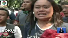 Kericuhan mewarnai aksi unjuk rasa ratusan pengemudi taksi online di Jalan Medan Merdeka Barat, Jakarta.