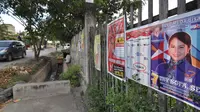 Alat kampanye terlihat belum dilepaskan di beberapa jalan protokol Kota Palu. (Taufan Bustan/Liputan6.com)