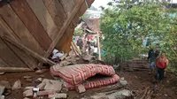 Tanggul irigasi jebol di Tamansari, Parakancanggah, Banjarnegara, Jawa Tengah menimbun dua rumah dan menewaskan seorang warga. (Liputan6.com/RAPI BNA/Muhamad Ridlo)