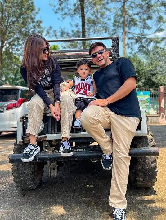 <p>Nathalie juga mengucapkan terima kasihnya karena selama ini Ladislao kerap antar jemput Adzam. "Makasih buat Ladis sudah mau antar jemput sekolah, perhatian, ngajak main Adzam semoga seterusnya bakal seperti itu," kata Nathalie Holscher. [Instagram/ladislao_9]</p>