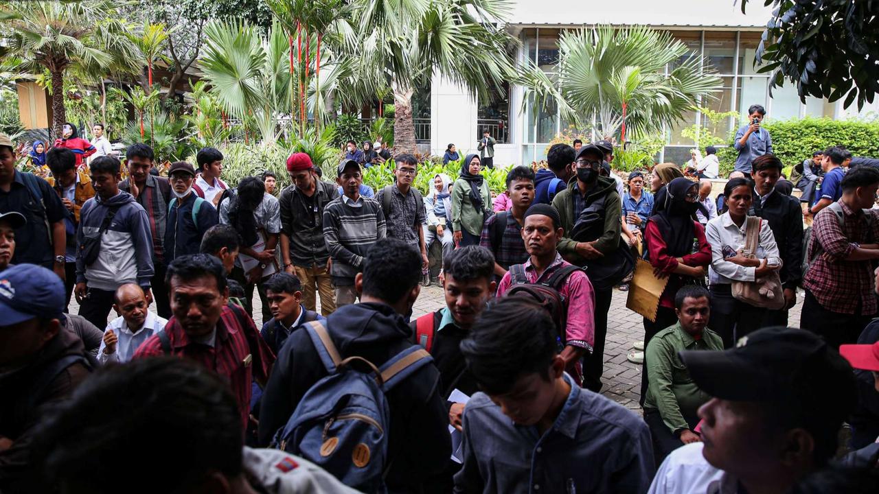 Ratusan orang melamar sebagai pasukan oranye di Balai Kota DKI Jakarta