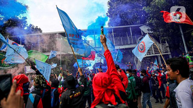 Asap Suar Warnai Unjuk Rasa Buruh Tolak UU Cipta Kerja