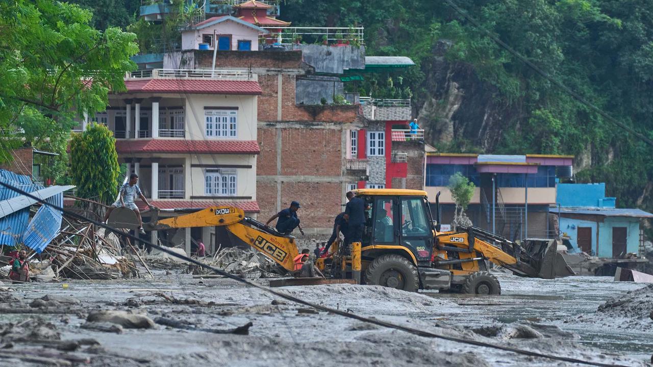 Helikopter Evakuasi Korban Banjir Bandang di Nepal