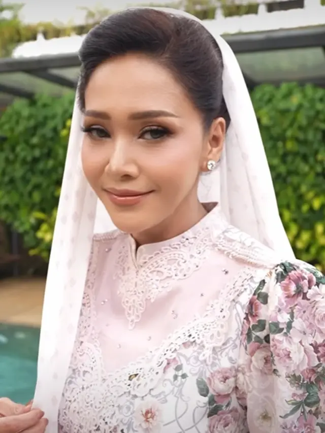 Potret Gamis Motif Floral Maia Estianty
