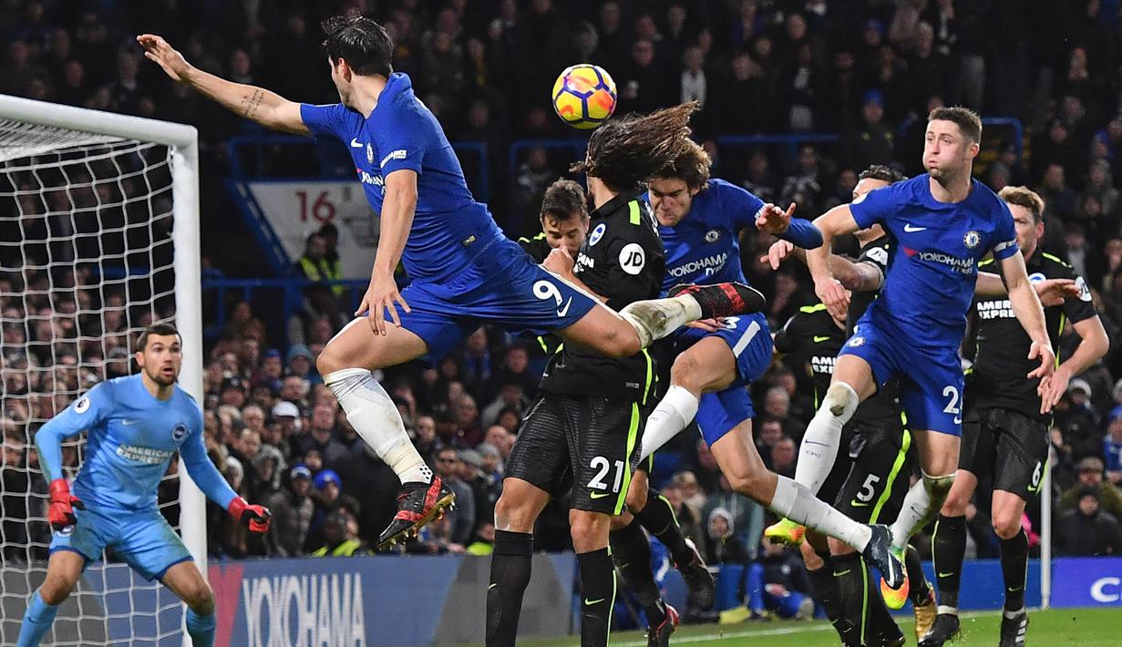 Duel pemain Chelsea, Marcos Alonso (tengah) dan pemain Brighton pada laga Premier League di Stamford Bridge, London, (26/12/2017). Chelsea menang 2-0. (AFP/Ben Stansall)