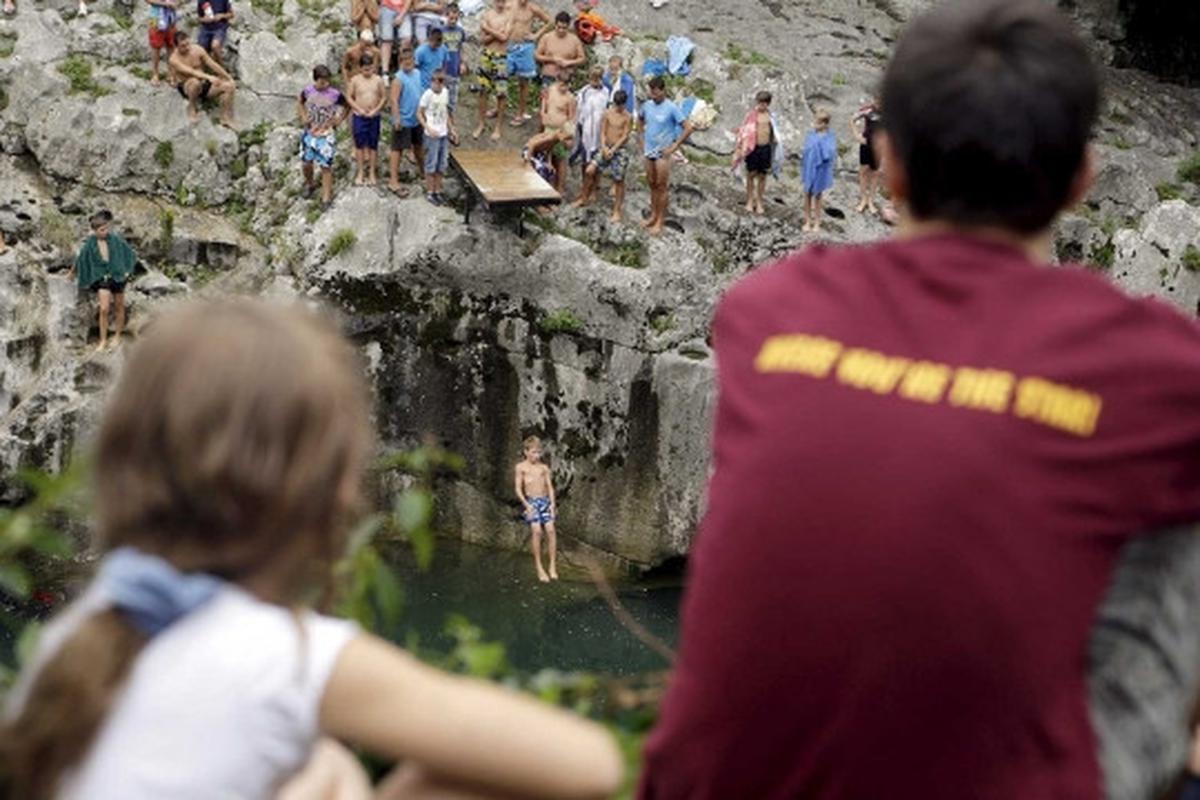 Bergaya "Superman" terjun bebas di Kanal ob Soci