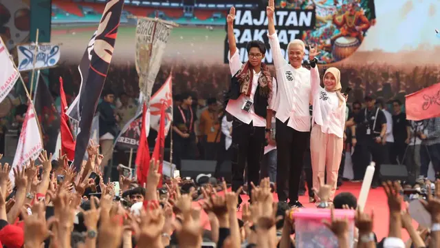 Ganjar Pranowo, Siti Atikoh dan Alam Ganjar satu panggung dalam Hajatan Rakyat di Stadion Pakansari, Cibinong, Kabupaten Bogor, Jawa Barat, Jumat (9/2) (Istimewa)