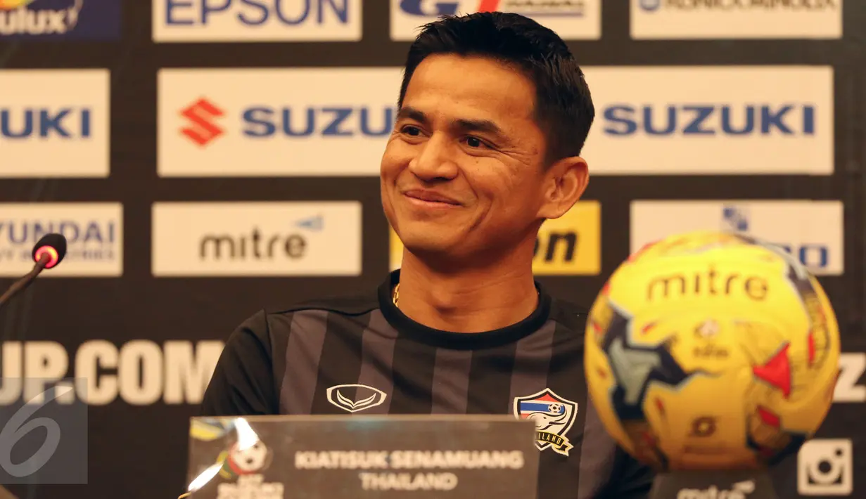Pelatih Thailand, Kiatisuk Senamuang saat memberi keterangan jelang laga final pertama melawan Indonesia di Hotel Aston, Bogor, Selasa (13/12). Indonesia akan melakoni laga melawan Thailand di Stadion Pakansari (14/12). (Liputan6.com/Helmi Fithriansyah)
