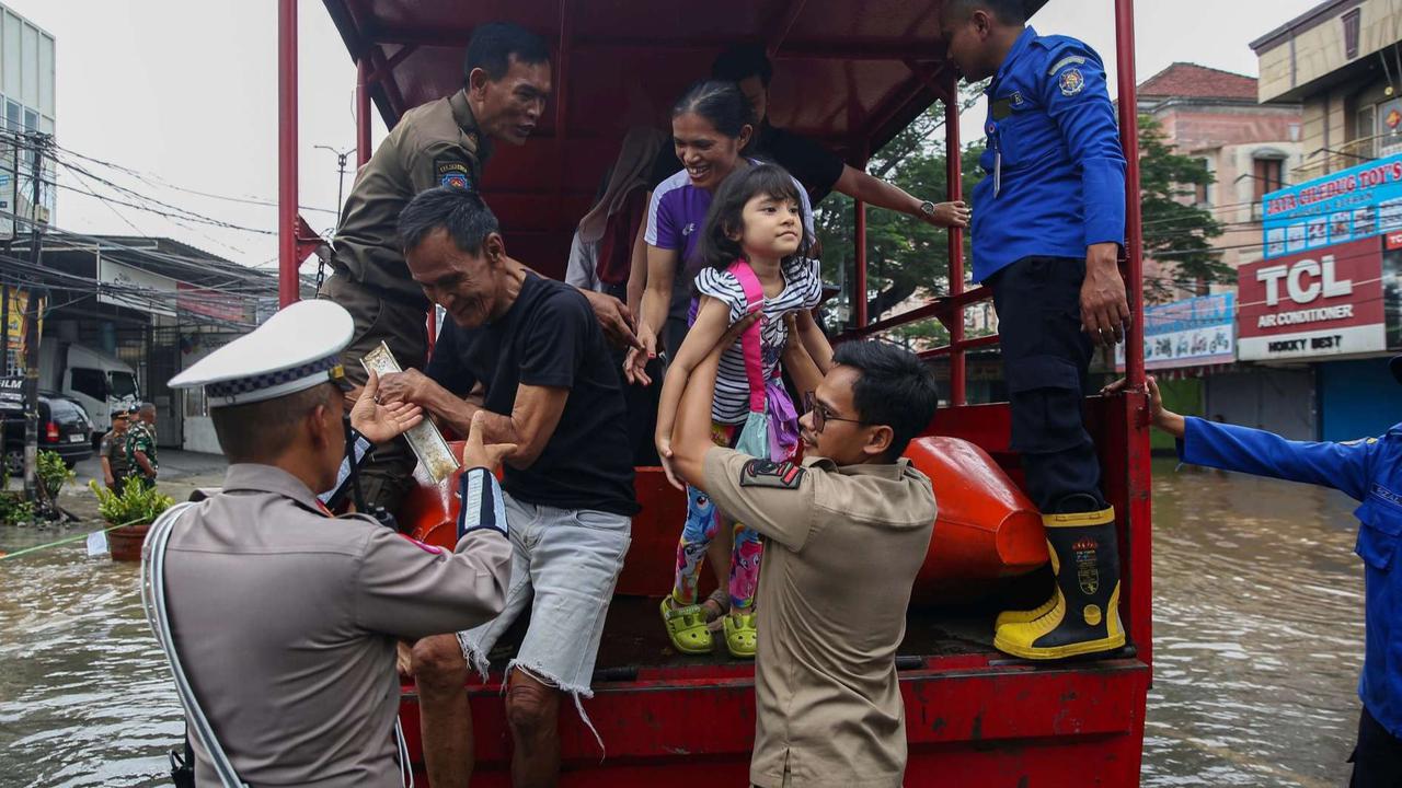 Kondisi terkini jalan penghubung Tangerang-Jakarta lumpuh akibat banjir