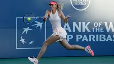 Petenis asal Rusia, Maria Sharapova berusaha mengembalikan bola petenis asal AS, Jennifer Brady pada Bank of the West Classic di Stanford, California (31/7). Ini ajang resmi pertama Sharapova setelah bebas dari sanksi. (AFP Photo/Lachlan Cunningham)