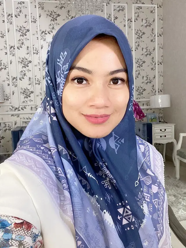 Potret Titi Kamal kenakan hijab