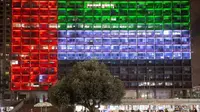 Balai Kota Tel Aviv, Israel, diterangi dengan bendera Uni Emirat Arab saat UEA dan Israel mengumumkan mereka menjalin hubungan diplomatik penuh. (AP)