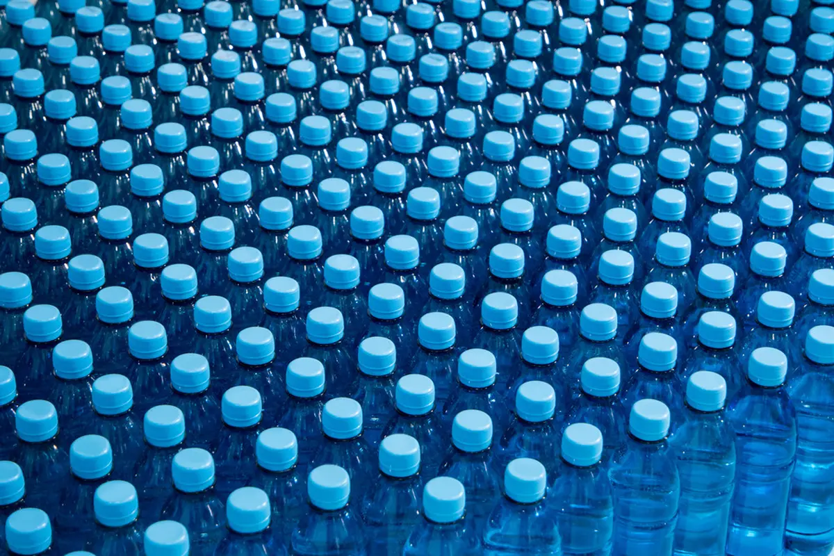 Di Amerika, 50 miliar botol air plastik dibeli setiap tahun. Studi tersebut menambahkan bahwa hanya sebanyak 9 persen dari botol plastik yang terjual secara global saat ini yang didaur ulang.