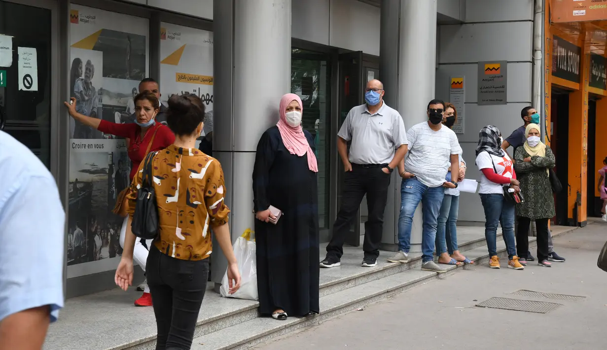 Orang-orang yang mengenakan masker mengantre untuk memasuki pasar swalayan di Tunis, Tunisia, pada 5 Oktober 2020. Perdana Menteri Tunisia Hichem Mechichi pada 3 Oktober mengumumkan serangkaian langkah untuk membatasi penyebaran cepat COVID-19 di negara tersebut. (Xinhua/Adel Ezzine)