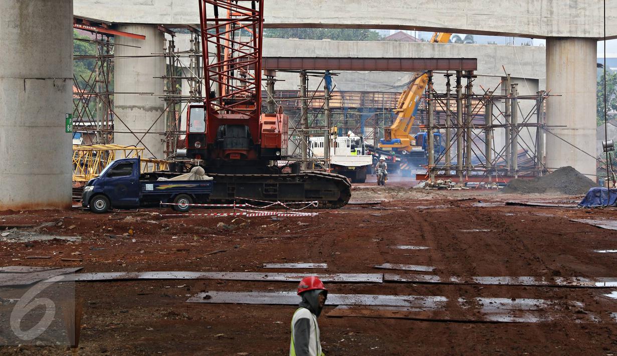 Aktivitas pembangunan jalan tol Depok-Antasari di kawasan Pondok Labu, Jaksel, Rabu (2/12/2015). Progress fisik Seksi I ruas Antasari-Sawangan sepanjang 12 km tersebut ditargetkan rampung pertengahan 2016. (Liputan6.com/Immanuel Antonius)