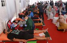 FOTO: Hari Donor Darah Sedunia, Ratusan Warga Donorkan Darah Secara Massal di Jakarta