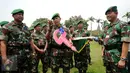 Komandan Kodiklat TNI AD, Letjen TNI Agus Sutomo (tengah) memberikan bantuan ambulance kepada Kesdam Jaya usai apel bersama Satuan Jajaran Kodam Jaya di Makodam Jaya, Jakarta, Kamis (17/9/2015). (Liputan6.com/Helmi Fithriansyah)