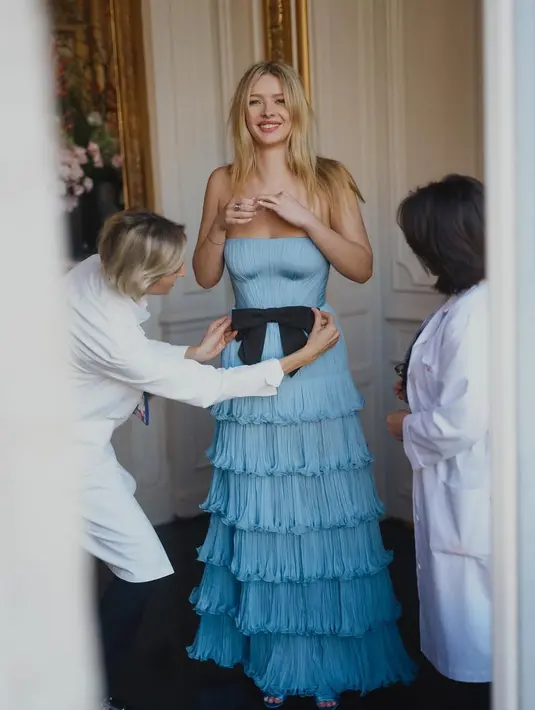 Hadiri Le Bal des Debuntantes, pesta dansa eksklusif, Apple Martin kenakan busana dari Valentino [@maisonvalentino]