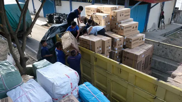 Bea dan Cukai berhasil mengamankan 5 truk yang berisi barang impor bekas di Pelabuhan Roro Telaga Punggur, pada Senin  (6/3/2023). (Dok Bea Cukai)