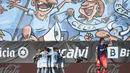 Pemain depan Celta Vig,  Iago Aspas merayakan dengan rekan satu timnya setelah mencetak gol ke gawang Atletico Madrid pada pertandingan La Liga Spanyol di stadion Balaidos di Vigo (15/8/2021). Atletico Madrid menang tipis atas Celta Vigo 2-1 berkat dua gol Correa. (AFP/Miguel Riopa)