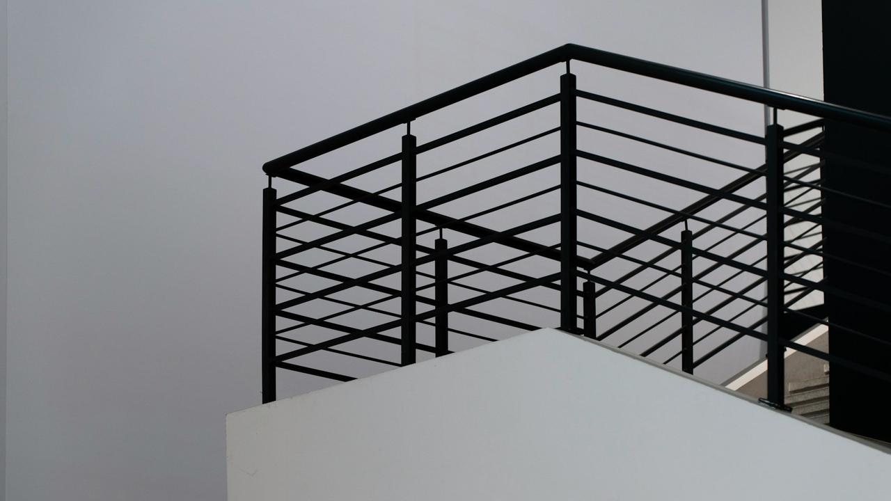 Model Tangga Besi Minimalis, Inspirasi Desain Elegan untuk Rumah Modern