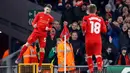 Selebrasi pemain Liverpool, Ben Woodburn (kiri), setelah mencetak gol kedua ke gawang Leeds United pada laga perempat final Piala Liga Inggris di Stadion Anfield, Selasa (29/11/2016). (Action Images via Reuters/Carl Recine)