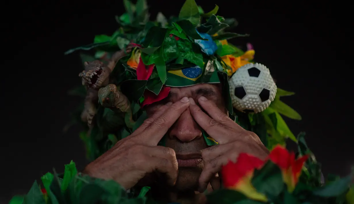 Ekspresi seorang pendukung timnas Brasil saat menonton pertandingan perempat final Copa America 2024 antara Uruguay dan Brasil di zona penggemar Copacabana, Rio de Janeiro, Brasil pada tanggal 6 Juli 2024. (TERCIO TEIXEIRA/AFP)