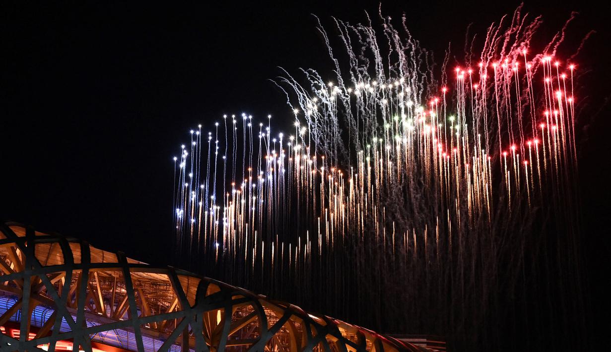 Pemandangan umum kembang api berbentuk Cincin Olimpiade menerangi langit di atas Stadion Nasional, yang dikenal sebagai Stadion Bird's Nest, selama upacara pembukaan Olimpiade Musim Dingin Beijing 2022 di Beijing, pada 4 Februari 2022. (AFP/Jeff Pachoud)