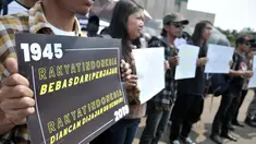 Massa yang tergabung dalam Koalisi Masyarakat Menyelamatkan KPK membentangkan poster saat aksi menolak UU KPK di Gedung DPR, Jakarta, Selasa (17/9/2019). Dalam aksinya massa membawa poster bertuliskan kekecewaan terhadap Jokowi dan DPR karena mengesahkan UU KPK. (merdeka.com/Iqbal S. Nugroho)