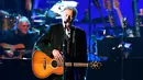 Penampilan Don Henley saat di atas panggung MusiCares Person of The Year 2019 untuk menghormati Dolly Parton di Los Angeles Convention Center, California (8/2). (AFP Photo/Frazer Harrison)