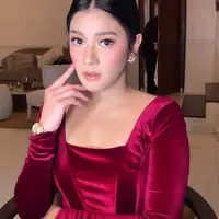 Naysila Mirdad baru saja rayakan ulang tahunnya yang ke-34. Pada kesempatan ini, ia mendapatkan kejutan dari sang kekasih Arfito Hutagalung. (Foto: Instagram/ Naysila Mirdad).