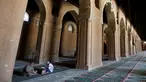 Dua orang pria memanfaatkan bulan suci Ramadan dengan membaca Al Quran di Masjid Ibnu Tulun, Kairo, 2 Juni 2017. Masjid yang dibangun pada 876-879 di masa pemerintahan Ahmad Ibn Tulun ini merupakan masjid tertua kedua di Mesir (REUTERS/Amr Abdallah Dalsh)