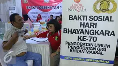 Warga mengikuti pengobatan gratis di Gor Cendrawasih, Jakarta, Sabtu (23/7). Kepolisian Republik Indonesia bersama dengan Pundi Amal SCTV dan Peduli Kasih Indosiar menyelenggarakan Bhakti Kesehatan Polri 2016. (Liputan6.com/Angga Yuniar)