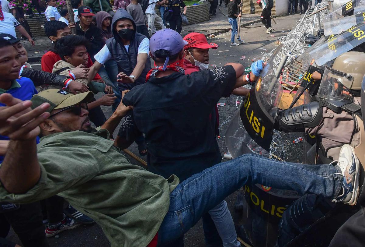 FOTO: Bentrok Saat  Eksekusi Pengosongan Hotel Sultan di Kawasan GBK