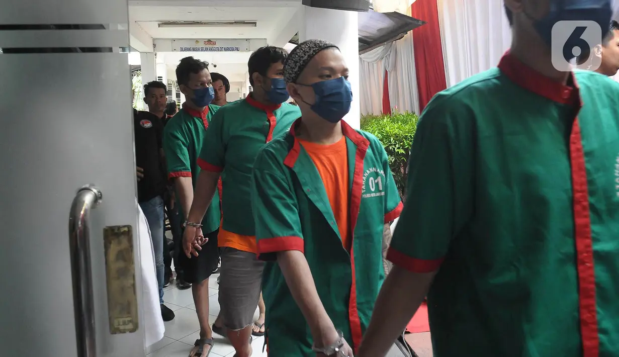 Para tersangka tindak pidana Narkoba dihadirkan pada acara pemusnahan barang bukti di Polda Metro Jaya, Jakarta, Selasa (27/6/2023). (merdeka.com/Imam Buhori)