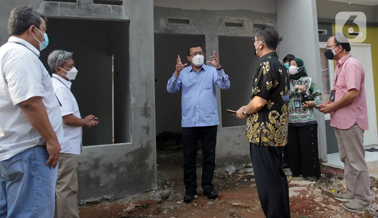 Direktur Utama PT Bank Tabungan Negara Haru Koesmahargyo meninjau pembangunan perumahan bagi Masyarakat Berpenghasilan Rendah (MBR) di wilayah Tangerang, Banten. Peninjauan tersebut dilakukan untuk memastikan kesiapan dan kualitas rumah yang dibiayai melalui kredit Bank BTN. (Liputan6.com/HO/BTN)