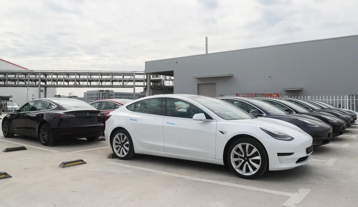 Kendaraan Tesla Model 3 yang diproduksi di China (made in China) di gigafactory Tesla yang terletak di Shanghai, China pada 26 Oktober 2020. Tesla, pabrikan mobil AS, mengumumkan akan mengekspor 7.000 kendaraan Model 3 yang diproduksi di China ke Eropa pada Selasa (27/10). (Xinhua/Ding Ting)