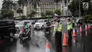 Polisi melakukan pengalihan arus lalu lintas terkait Malam Munajat 212 di Medan Merdeka Barat dan Utara, Jakarta, Kamis (21/2). Polisi menurunkan 12 ribu personel untuk mengamankan Malam Munajat 212 di Monas. (Liputan6.com/Faizal Fanani)