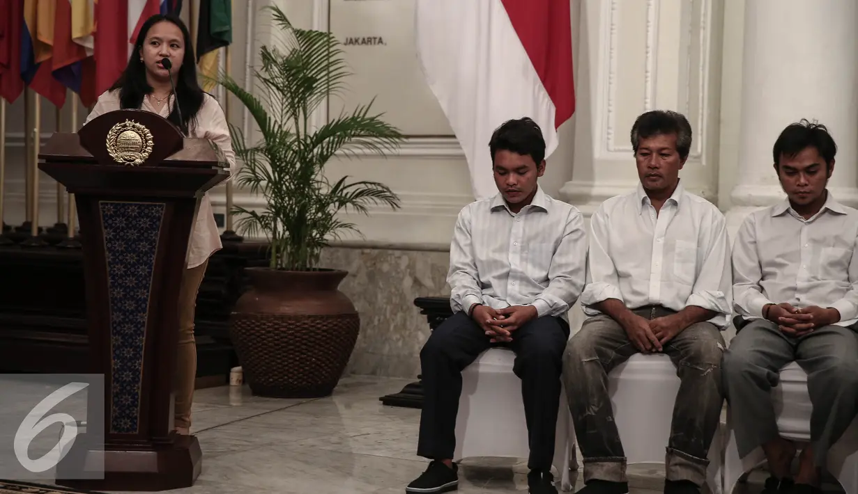Perwakilan keluarga dari 10 WNI yang sempat disandera kelompok Abu Sayyaf berbicara di kantor Kementerian Luar Negeri, Jakarta, Senin (2/5). Kedatangan 10 WNI Sandera Abu Sayyaf untuk diserahterimakan kepada Keluarga. (Liputan6.com/Faizal Fanani)