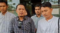 Sandi Saputra (kemeja putih), ayah ALP dan Kuasa Hukumnya, Supriyanto di Polda Lampung. (Liputan6.com/Ardi Munthe).