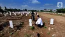 Warga melakukan ziarah makam menyambut bulan Ramadhan 1442 H di Tempat Pemakaman Umum (TPU) khusus covid-19 di Srengseng sawah 2, Jakarta Selatan, Jumat (09/04/2021). Tradisi ziarah makam dalam menyambut bulan Ramadhan setiap tahun dilakukan oleh umat Islam.
(merdeka.com/Arie Basuki)