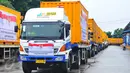 Sejumlah truk kontainer yang membawa bantuan hibah 5.000 metrik ton (mt) beras kepada Pemerintah Sri Lanka dari pemerintah Indonesia di gudang Bulog, Jakarta, Selasa (14/2). Bantuan beras untuk korban kelaparan di Sri Lanka. (Liputan6.com/Angga Yuniar)