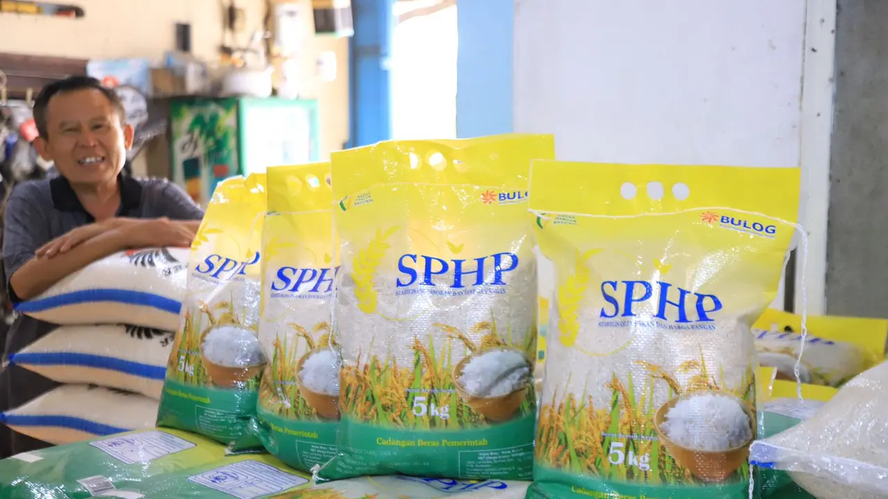 Dinas Ketahanan Pangan (DKP) Kota Tangerang melakukan dropping Program Stabilisasi Pasokan dan Harga Pangan (SPHP) Beras di pasaran.