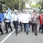 Presiden KSPSI Andi Gani Nena Wea dan Presiden KSPI Said Iqbal didampingi Kapolda Metro Jaya Irjen Pol Fadil Imran berjalan kaki menuju Mahkamah Konstitusi (MK) untuk menyerahkan Petisi May Day.