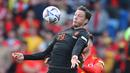 Striker Belanda, Wout Weghorst mengontrol bola dari kawalan bek Wales, Joe Rodon selama pertandingan grup A4 UEFA Nations League di stadion Cardiff City di Cardiff, Wales selatan, Kamis (9/6/2022). Belanda menang tipis atas Wales 2-1. (AFP/Geoff Caddick)