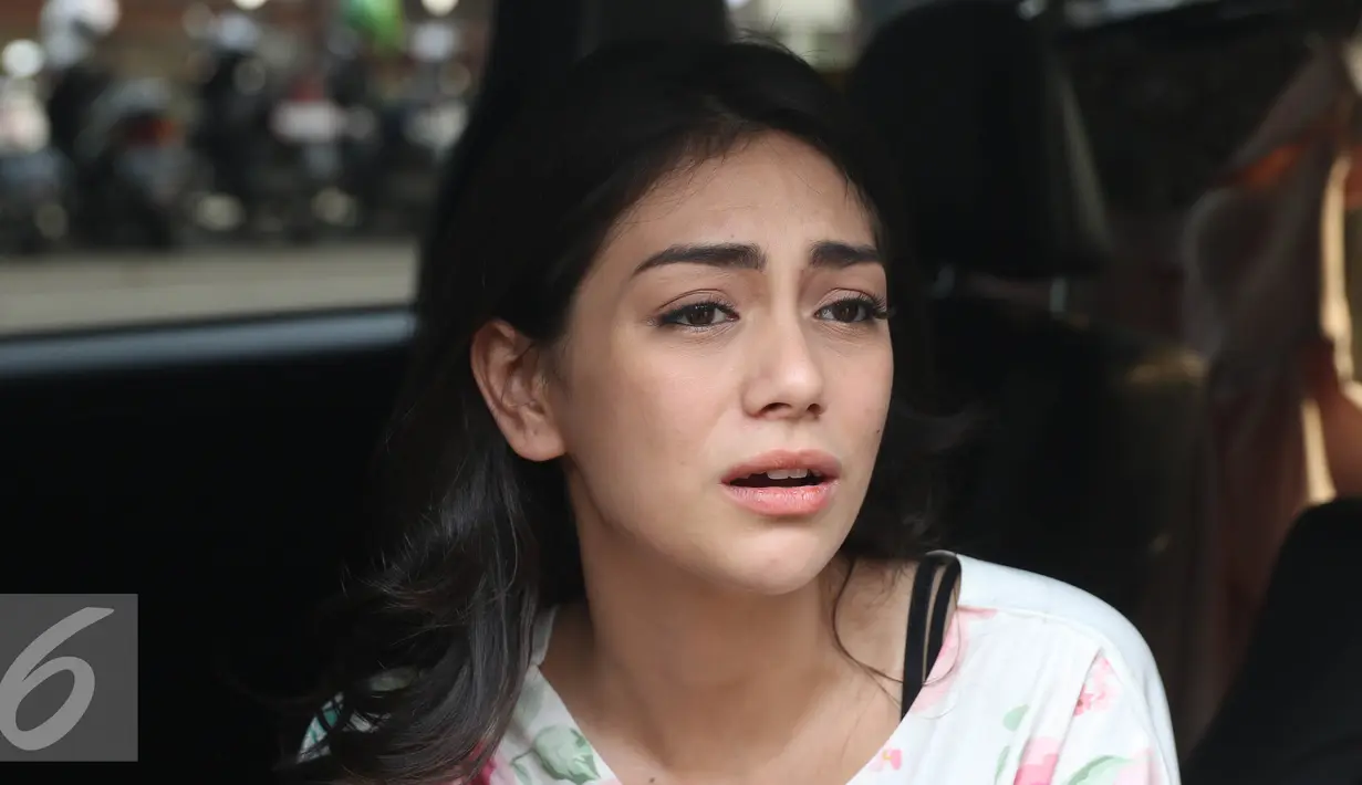 Ekspresi Celine Evangelista saat menjelaskan gosip tentang menikah sesama jenis, Jakarta, Senin (18/7/). Celine mengaku pasrah dengan gosip tersebut. (Liputan6.com/Herman Zakharia)