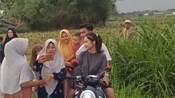 Ramah kepada warga, ini adalah momen Azizah dan Arhan meladeni warga yang minta foto bareng. Usai berfoto, Arhan dan Azizah pamit untuk jalan-jalan lagi. Terlihat banyak warga yang senang akan kehadiran Arhan dan Azizah di Blora. Usai menikah dengan Arhan, Azizah Salsha memang makin dikenal dan tak sedikit yang meminta foto dengan Azizah. (Liputan6.com/IG/@/arhanazizah.official)