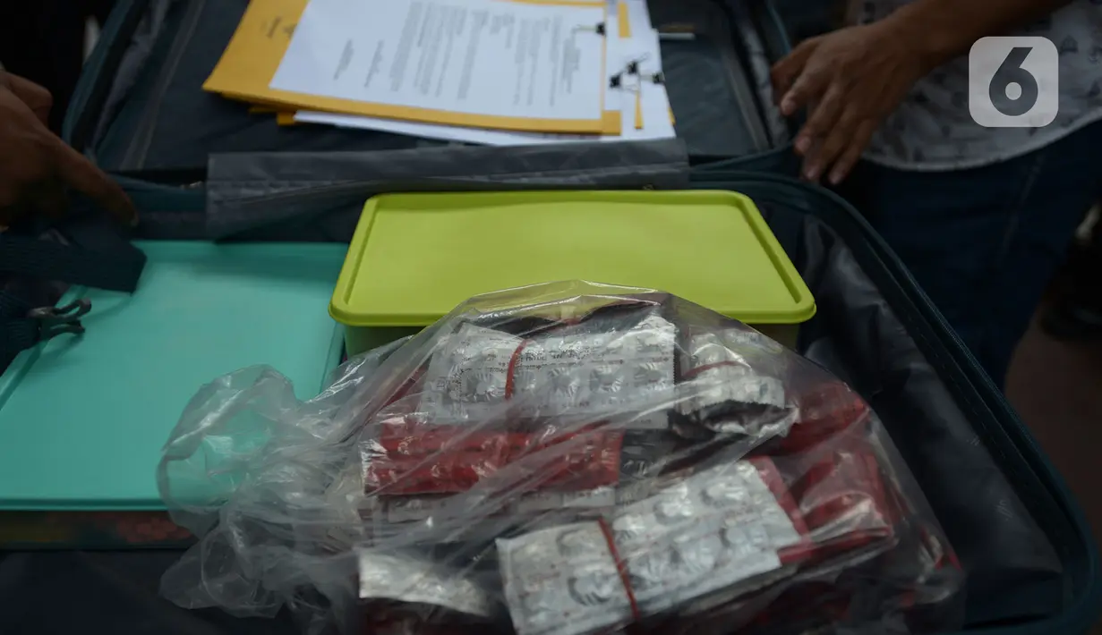 Barang bukti kasus narkoba di Apartemen Kalibata City ditunjukkan dalam konferensi pers di Polda Metro Jaya, Jakarta, Rabu (15/7/2020). Dit Narkoba Polda Metro Jaya meringkus wanita berinisial TI alias II dengan barang bukti 15.000 butir pil ekstasi dan 5.500 happy five. (merdeka.com/Imam Buhori)
