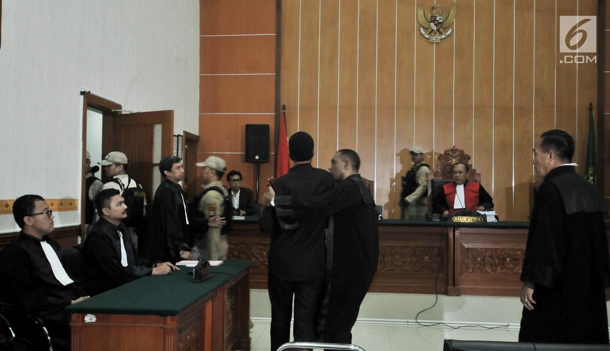 Terdakwa Hercules Rosario Marshal mengamuk saat memasuki ruang sidang akibat dikawal polisi di PN Jakarta Barat, Rabu (27/3). Hercules terbukti melakukan penyerobotan secara melawan hukum yang pidananya diatur dalam Pasal 167 KUHP juncto Pasal 55 ayat 1 ke-1 KUHP. (merdeka.com/Iqbal S. Nugroho)